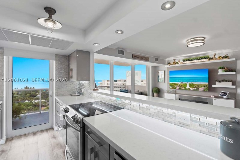 Condo for sale at Vantage View 1402
