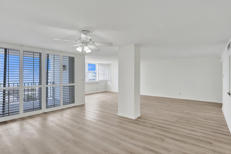 Condo for sale at Trafalgar Towers 1002