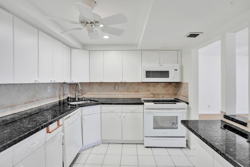 Condo for sale at Trafalgar Towers 1002