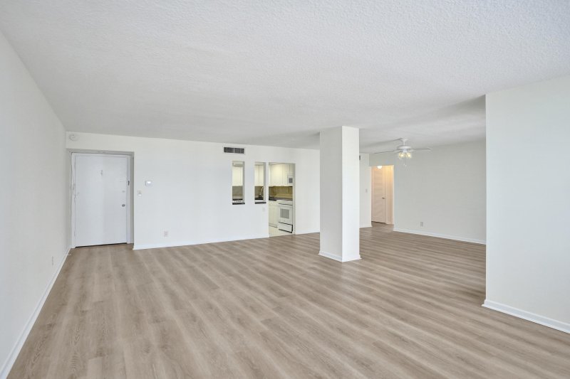 Condo for sale at Trafalgar Towers 1002
