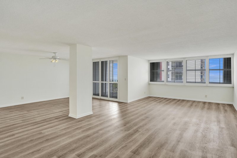 Condo for sale at Trafalgar Towers 1002