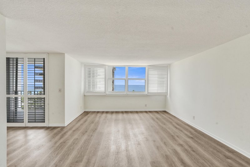 Condo for sale at Trafalgar Towers 1002