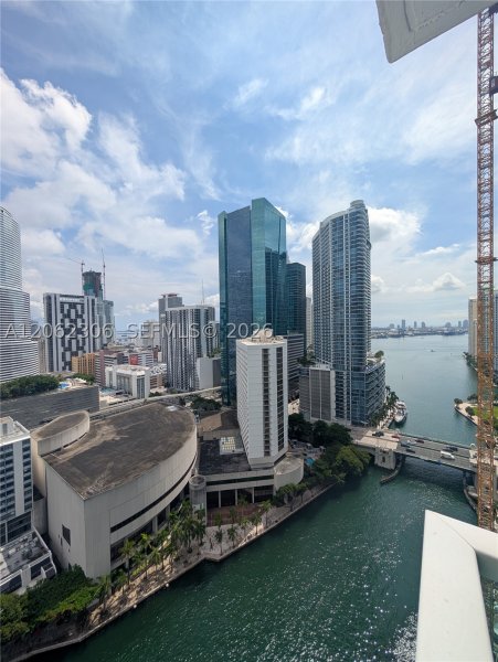 Comprar apartamento no Brickell on the River North 3002