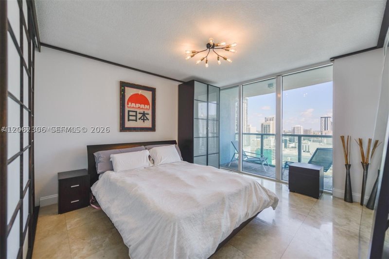 Comprar apartamento no Brickell on the River North 3002