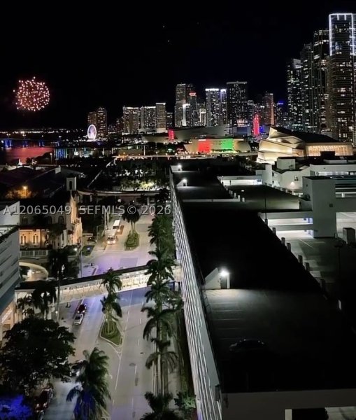 Comprar apartamento no Opera Tower 2010
