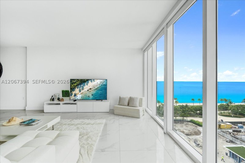 Harbour House Apt #916