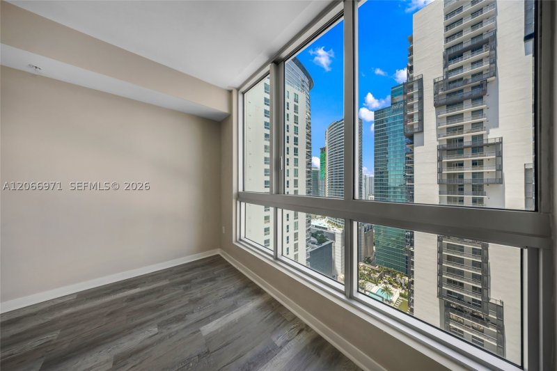 Condo for sale at Met 1 T-2911