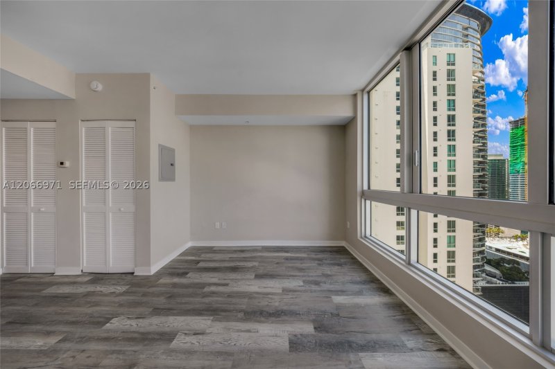 Condo for sale at Met 1 T-2911