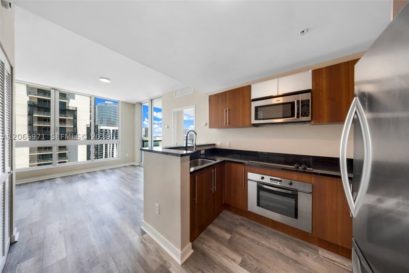 Condo for sale at Met 1 T-2911