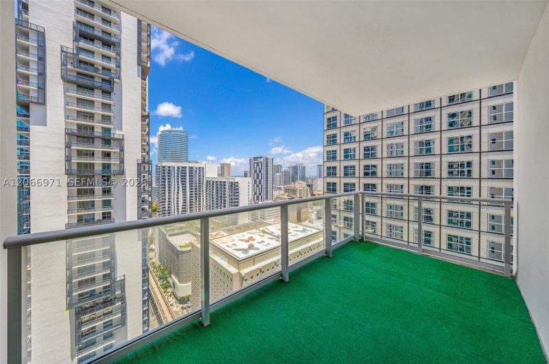 Condo for sale at Met 1 T-2911