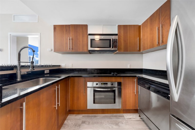 Condo for sale at Met 1 T-2911