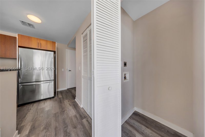 Condo for sale at Met 1 T-2911