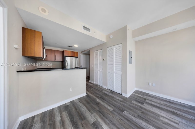 Condo for sale at Met 1 T-2911