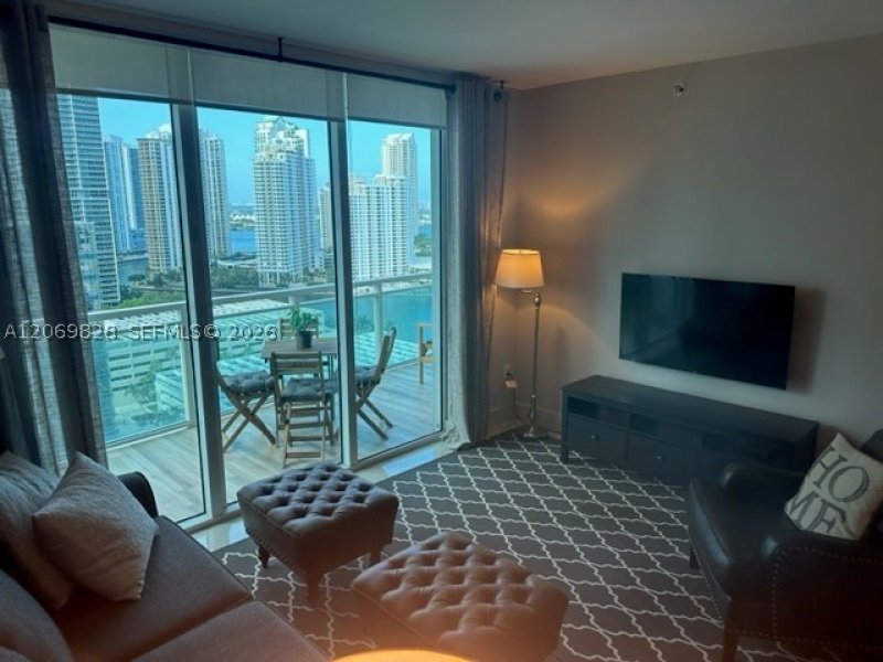 Aluguel de apartamento no The Plaza Tower I 2104