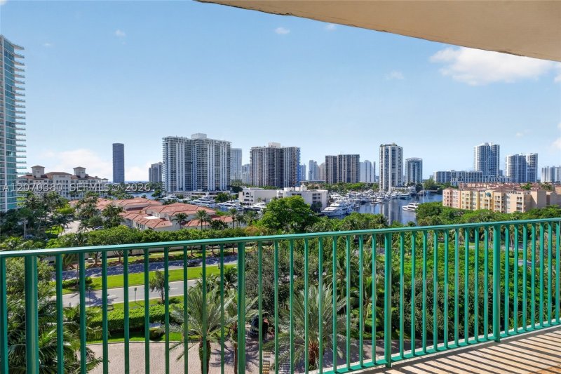 Comprar apartamento en Turnberry Village South 805