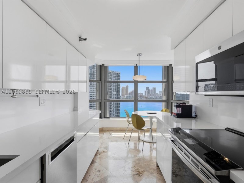 Comprar apartamento no Mystic Pointe 600 2001