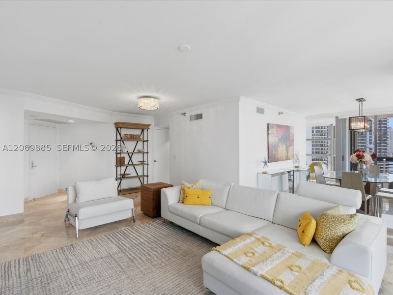 Comprar apartamento no Mystic Pointe 600 2001