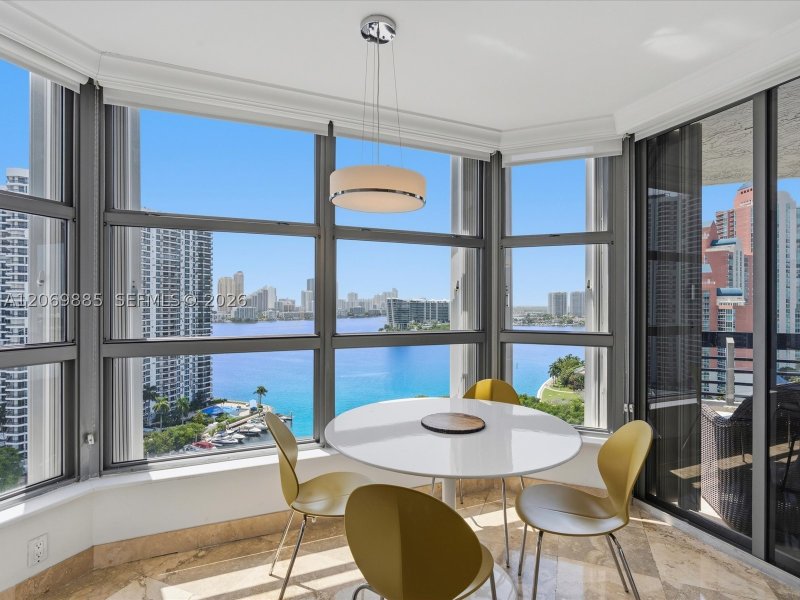 Comprar apartamento no Mystic Pointe 600 2001