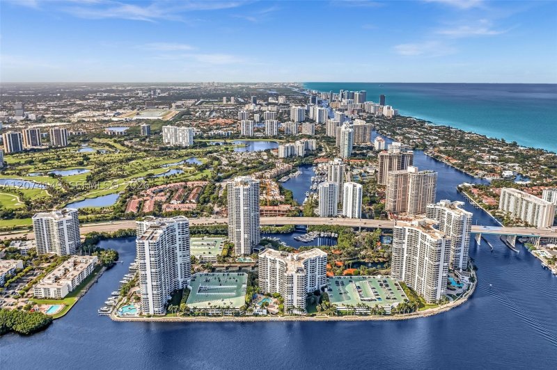 Condo for sale at Mystic Pointe 500 411