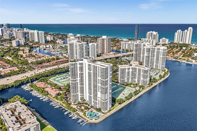 Condo for sale at Mystic Pointe 500 411