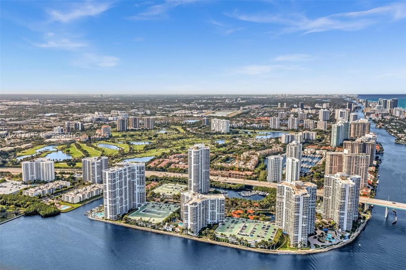 Condo for sale at Mystic Pointe 500 411