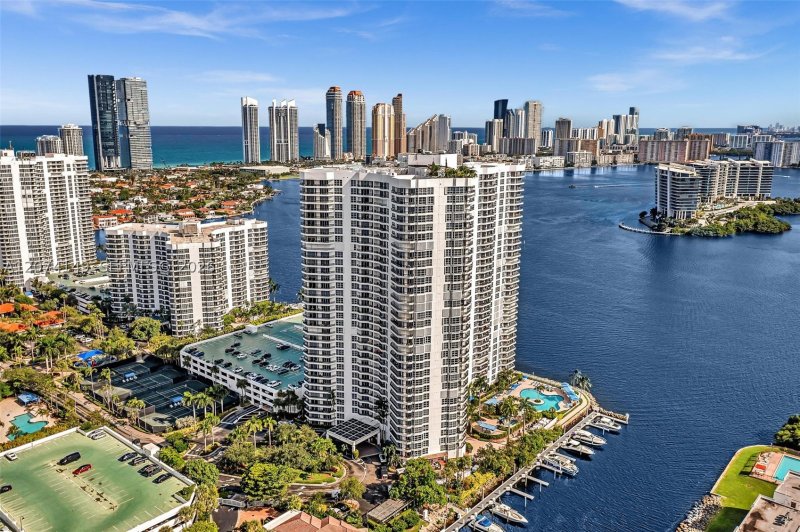 Condo for sale at Mystic Pointe 500 411