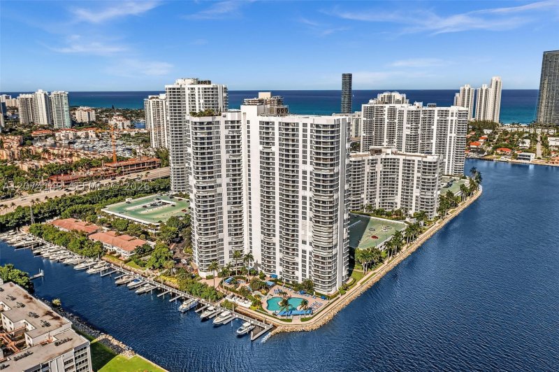 Condo for sale at Mystic Pointe 500 411