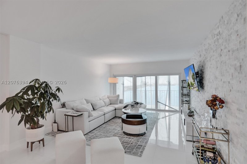 Condo for sale at Arlen House 1924