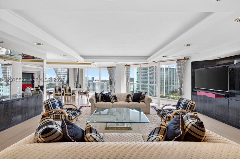 Comprar apartamento en Turnberry Isle 22A
