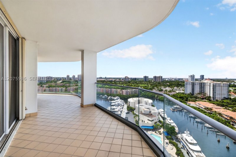 Comprar apartamento en Turnberry Isle 22A