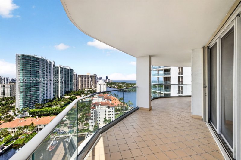 Comprar apartamento en Turnberry Isle 22A