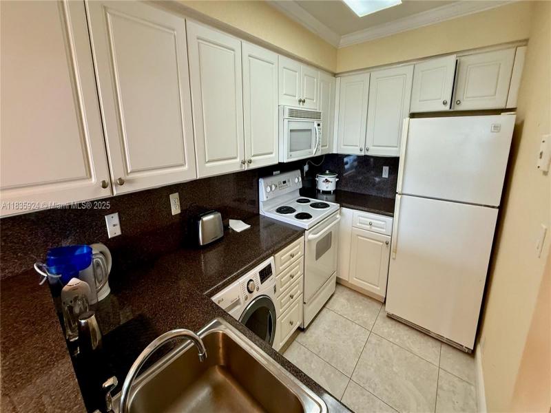 Condo for sale at The Wave Condo 427
