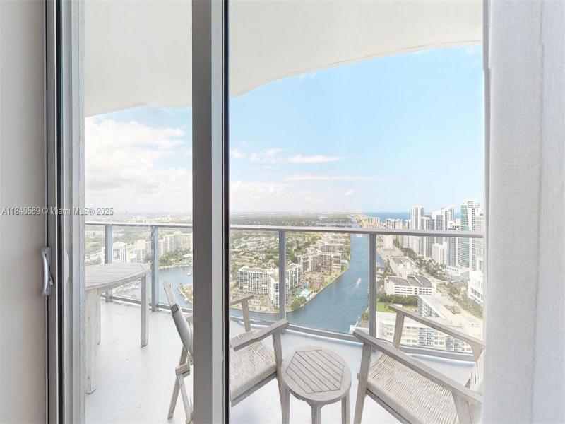 Comprar apartamento no Hyde Beach House T3802