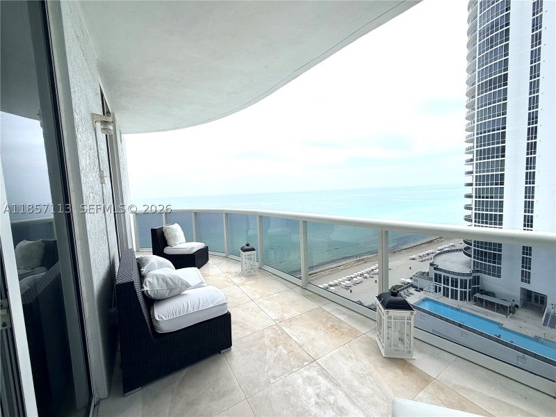 Apartment for rent at Trump Tower One 1402