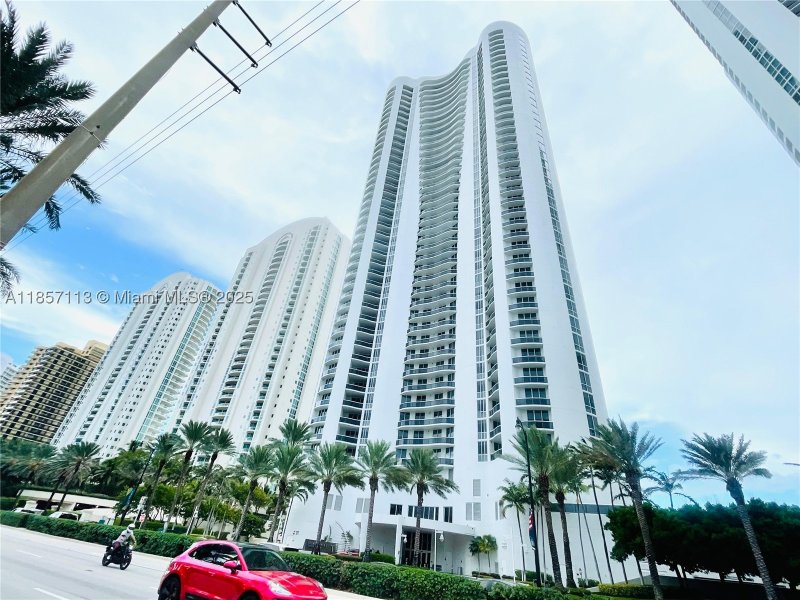 Apartment for rent at Trump Tower One 1402