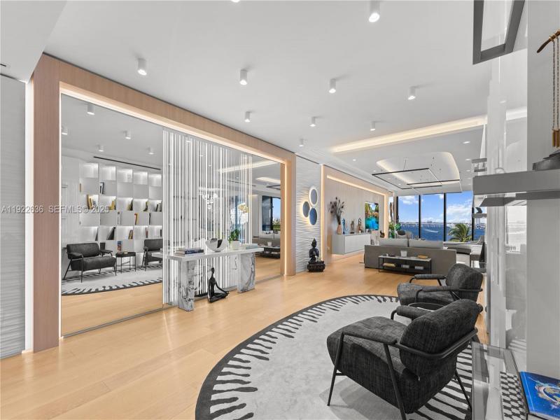 Condo for sale at Palazzo Della Luna 6842