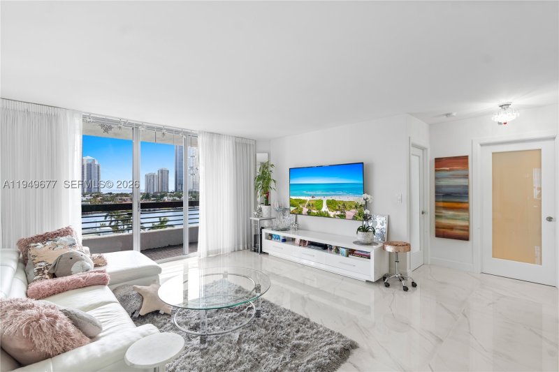 Comprar apartamento en Mystic Pointe 300 1017