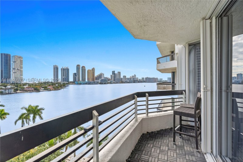Comprar apartamento en Mystic Pointe 300 1017