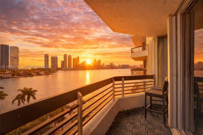 Comprar apartamento en Mystic Pointe 300 1017