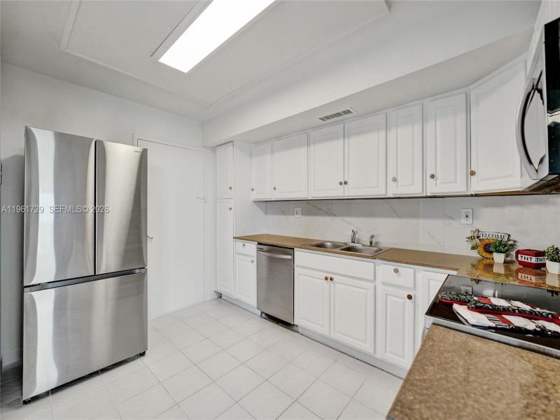 Condo for sale at Allington Towers 16B