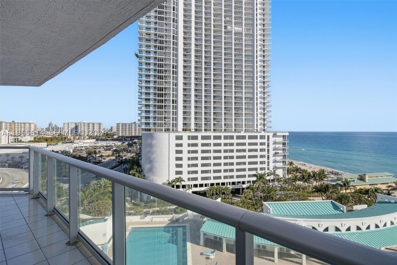 Condo for sale at Oceania 3 1034