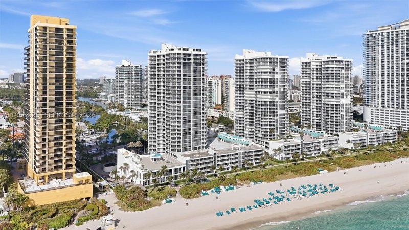Condo for sale at Oceania 1 714