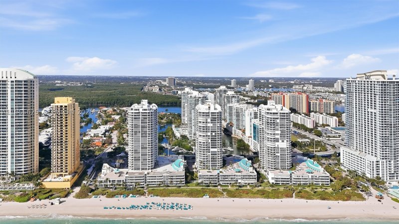 Condo for sale at Oceania 1 714