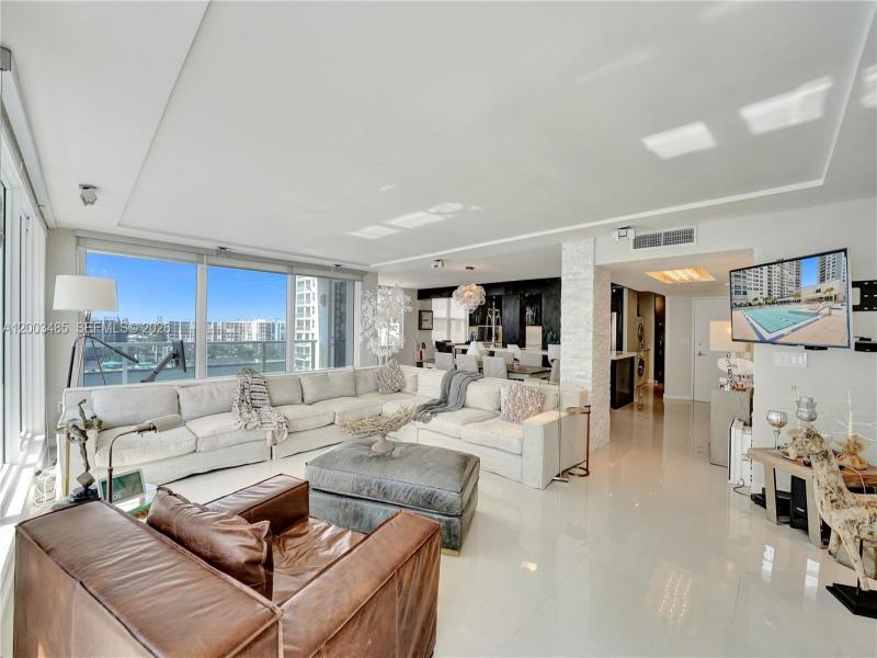 Condo for sale at Aquarius Towers 908S