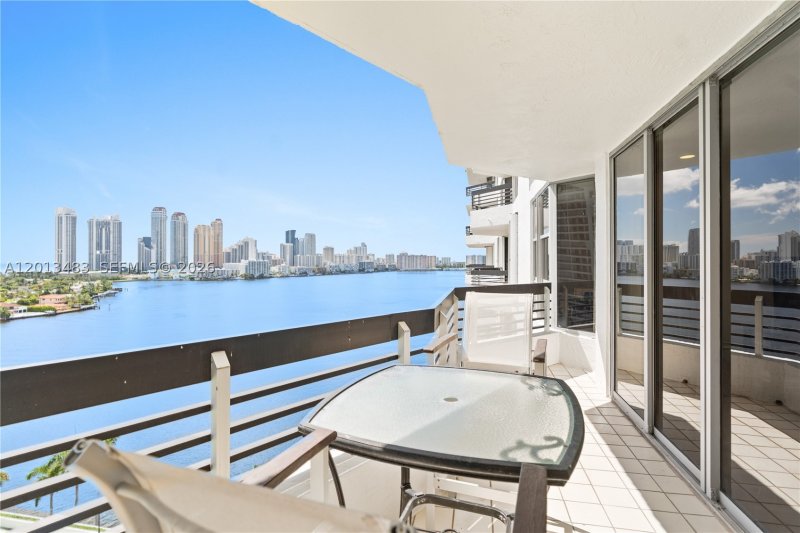 Comprar apartamento no Mystic Pointe 300 1616