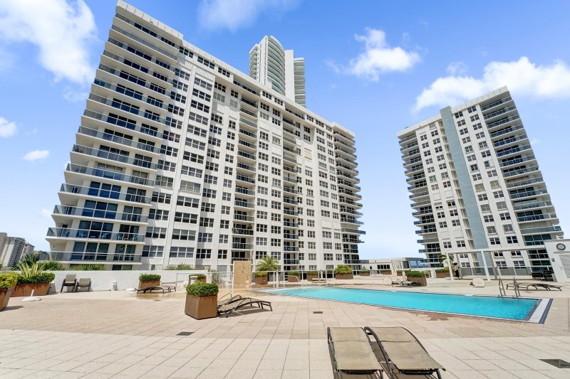 Condo for sale at Aquarius Towers 302s