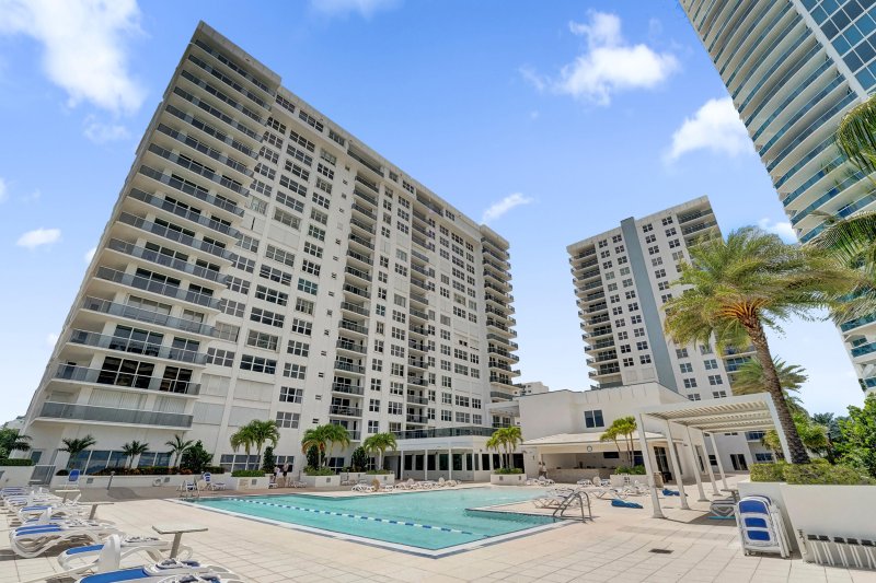 Condo for sale at Aquarius Towers 302s