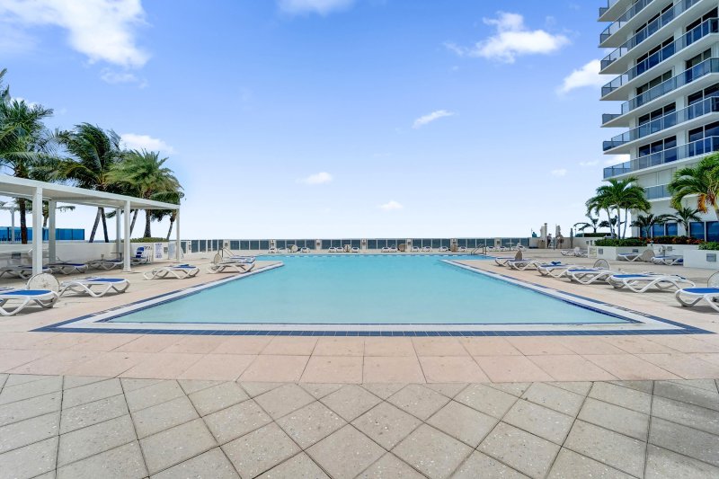 Condo for sale at Aquarius Towers 302s