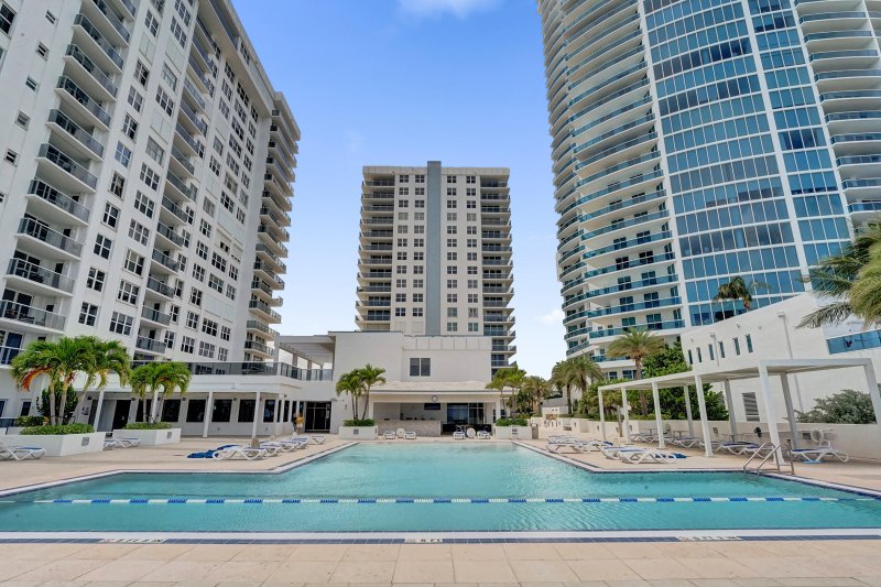 Condo for sale at Aquarius Towers 302s