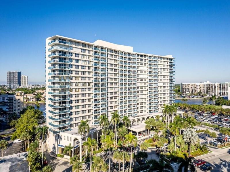 Condo for sale at Hallmark of Hollywood 818